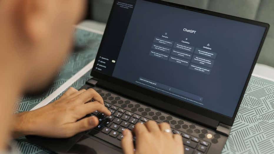 Как искусственный интеллект и чат-боты помогают злоумышленникам атаковать ваши банковские счета Thumbnail