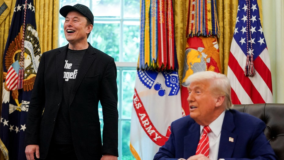 Дональд Трамп выражает поддержку Илону Маску и обещает, что американский бизнес продолжит процветать Thumbnail