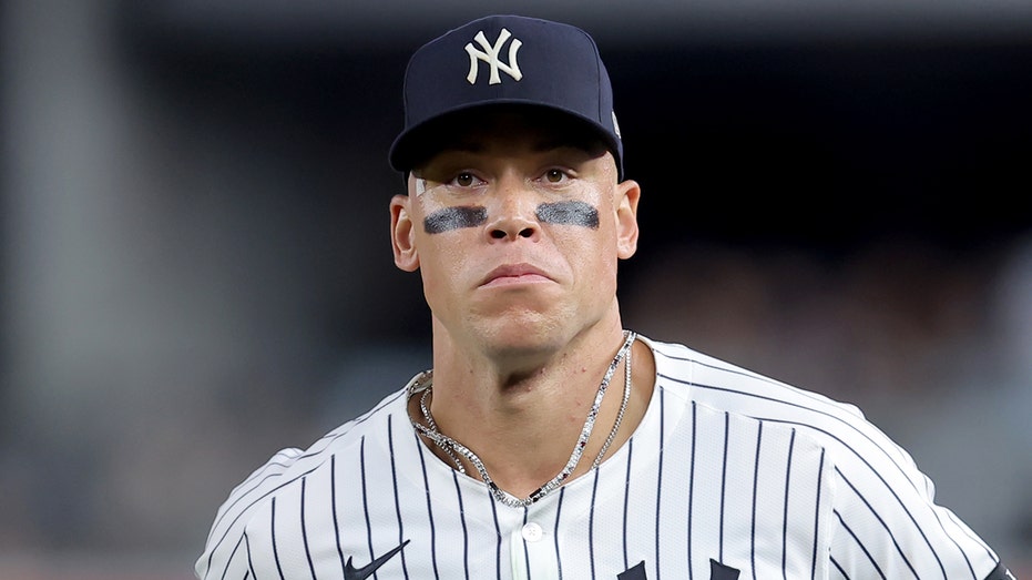 Знаменитый бейсболист Yankees Аарон Джадж демонстрирует свою веру, украсив биту цитатой из Библии перед Матчем всех звезд Thumbnail