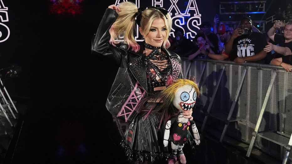 Alexa Bliss намекает на возможное возвращение в сюжет с Bray Wyatt и его командой Wyatt Sicks Thumbnail