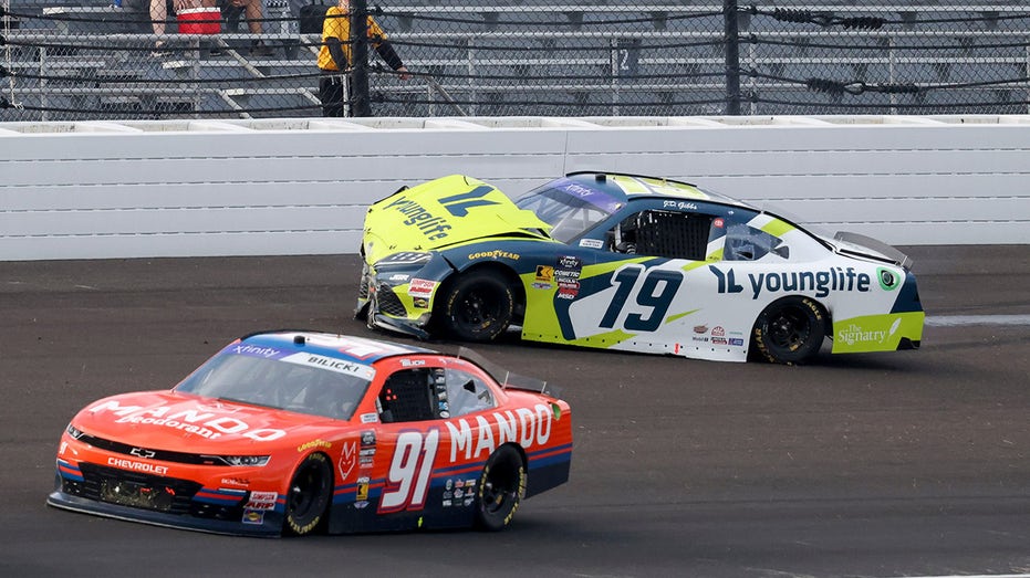 Конфликт на трассе NASCAR: Арик Алмирола обвиняет Аустина Хилла в преднамеренной аварии и жесткой посадке Thumbnail