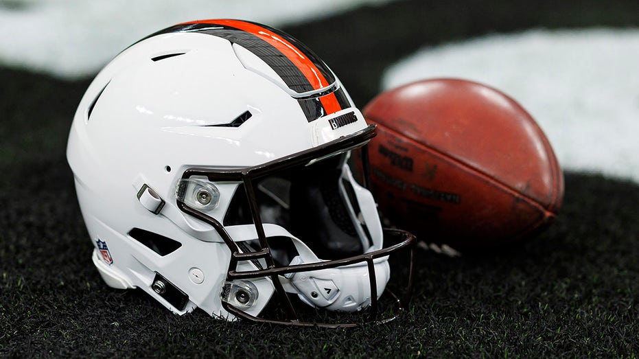 Неудача на воде: видеограф Browns упал в озеро Эри во время презентации нового шлема Thumbnail