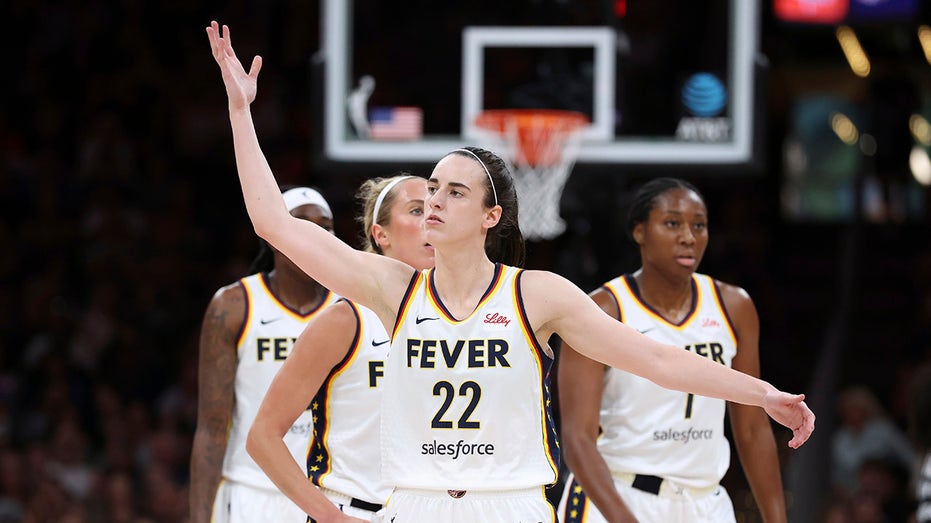 Эмоциональный конфликт в матче WNBA: как Caitlin Clark едва не столкнулась с судьей Thumbnail