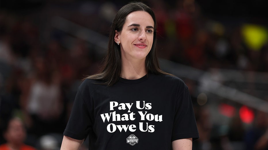 Звезды WNBA устроили протест на Матче Звезд: Келси Плам и другие выступили против несправедливой оплаты Thumbnail