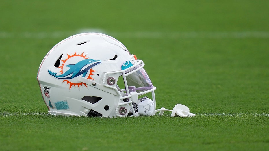 Бывший игрок НФЛ Асант Самуэль Sr. раскритиковал руководство команды Майами Dolphins после обмена Джейлена Рэмси Thumbnail