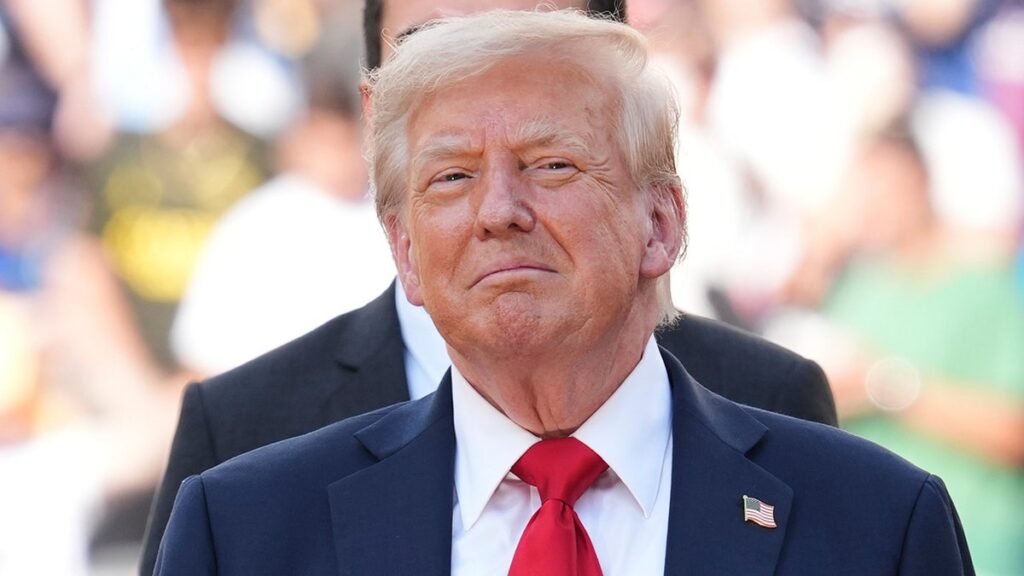 Президент Трамп подписал закон, который поможет ветеранам избегать потери жилья через программу частичных выплат по кредитам Thumbnail