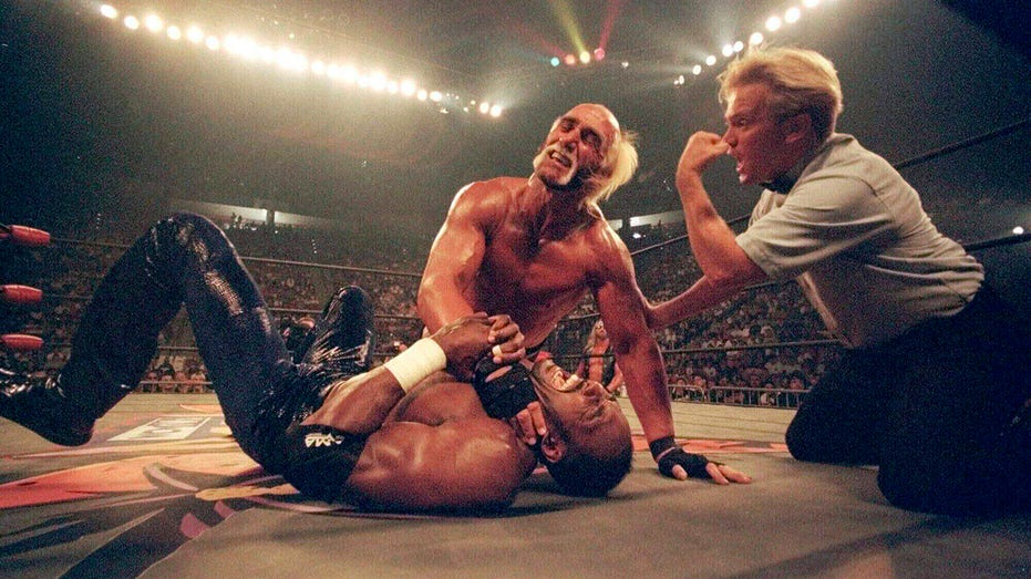 WWE отдает дань уважения Халку Холланду на SmackDown после его смерти в 71 год Thumbnail