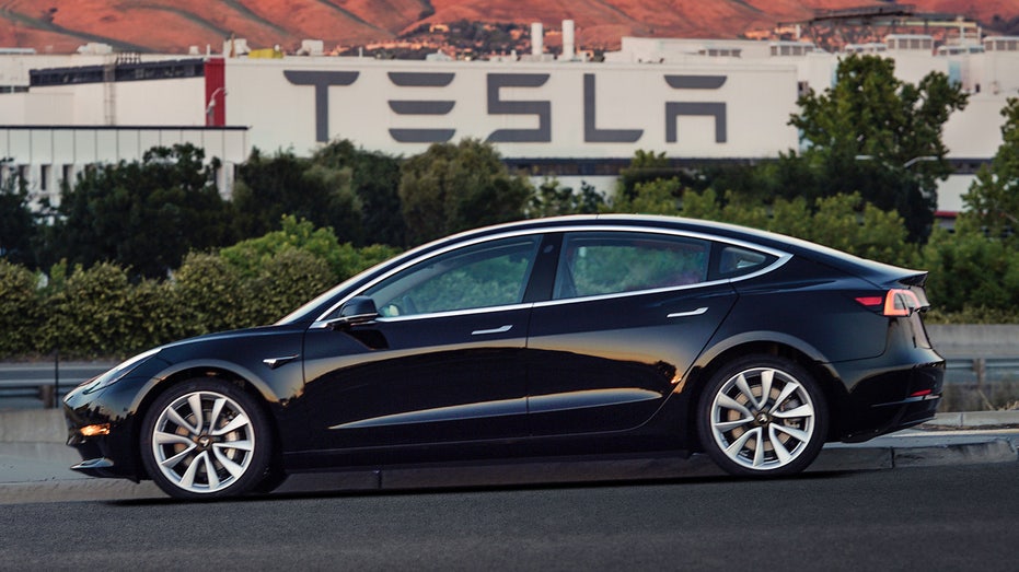 Tesla открыла крупнейшую солнечную заправочную станцию — будущее электромобилей Thumbnail