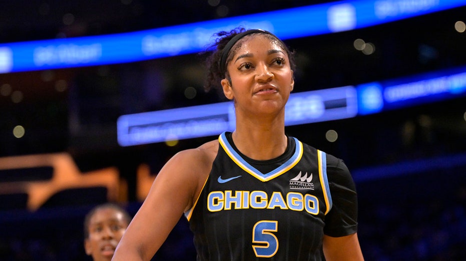 Ангел Reese раскритиковала предложение WNBA как «неуважительное» во время переговоров с профсоюзом игроков Thumbnail