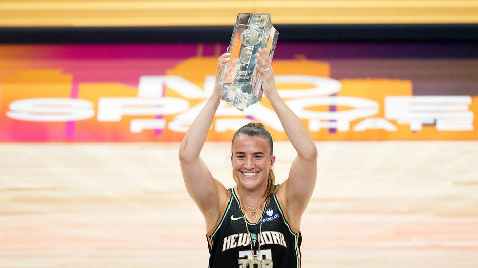 Сабрина Ионеску побеждает в конкурсе трехочковых на матче звёзд WNBA после отсутствия Кейтлин Кларк Thumbnail