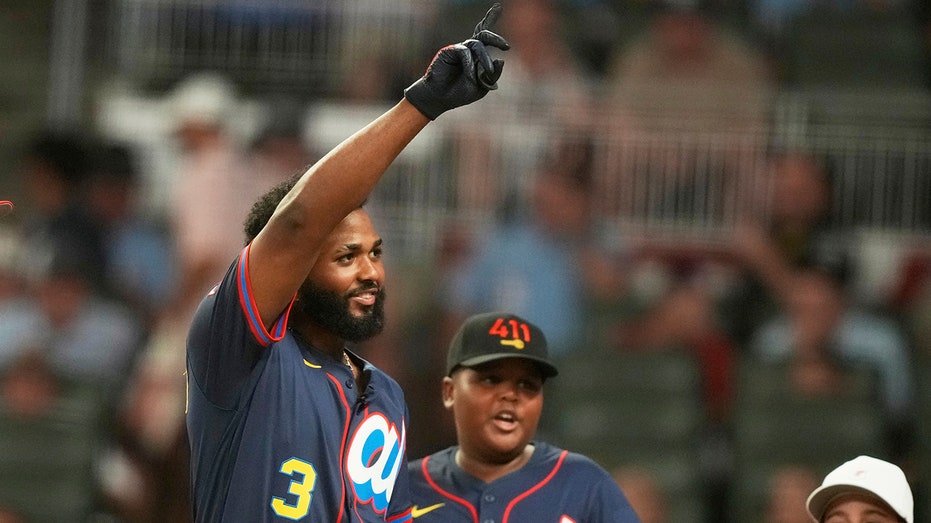 Неожиданный момент в финале Home Run Derby: как бейсбольный мячебоец остановил домашний удар Thumbnail