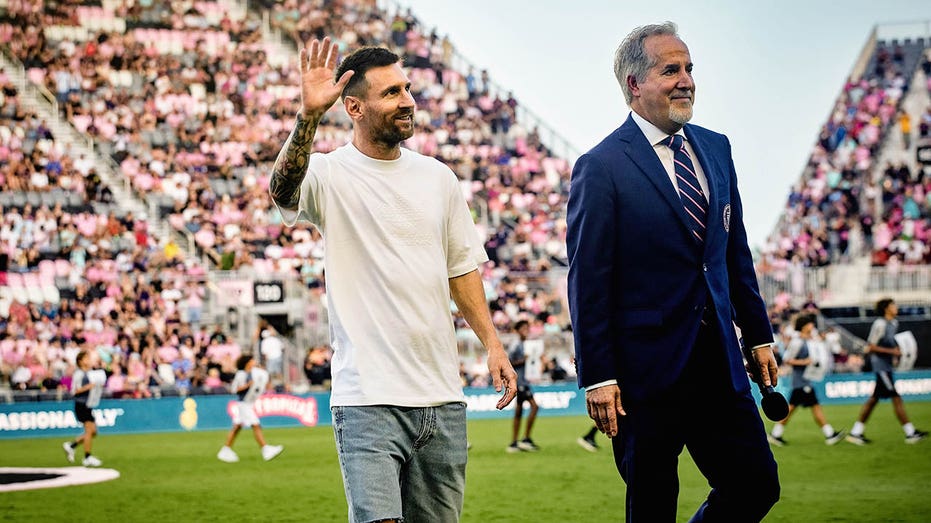 Владелец Inter Miami резко раскритиковал решение MLS о дисквалификации Лионеля Месси: «Это несправедливо» Thumbnail