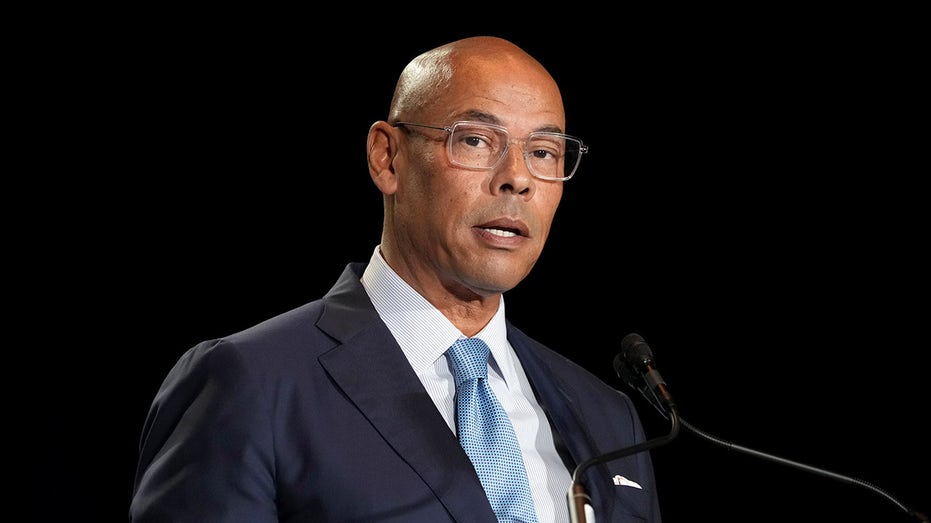 Скандал вокруг бывшего руководителя NFLPA: обвинения в личных посещениях стрип-клубов и уход в отставку Thumbnail