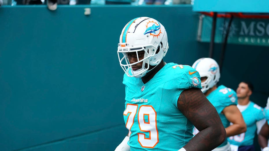 Инцидент на тренировочном сборе Miami Dolphins: игрок госпитализирован после травмы Thumbnail