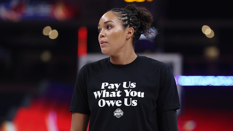Команда Коллиер уверенно побеждает в матче всех звезд WNBA и поднимает вопрос о повышении зарплат спортсменок Thumbnail