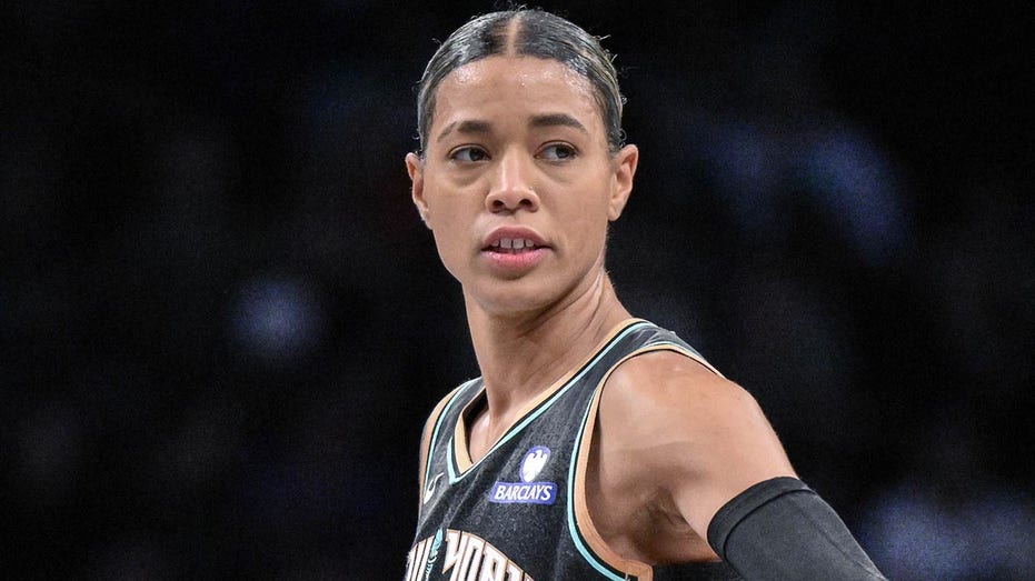 Активизм и скандалы: как игрок WNBA Наташа Клауд вызывает общественный резонанс своими заявлениями и постами Thumbnail