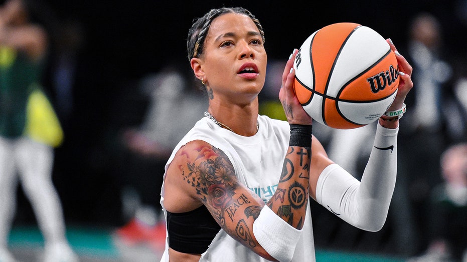 Наташа Клауд из WNBA высмеивает Эндрю Кууму за его попытки баллотироваться мэром Нью-Йорка Thumbnail