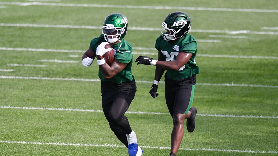 Молодые звезды NFL внезапно уходят из лиги: история неожиданных решений игроков Thumbnail