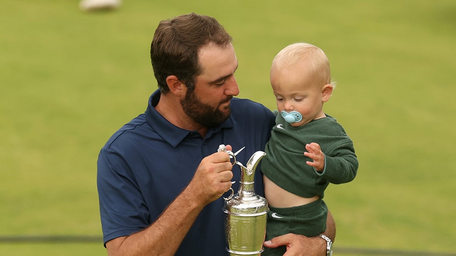 Очаровательный сын Скотти Шеффлера Беннет украл шоу после победы на Open Championship Thumbnail