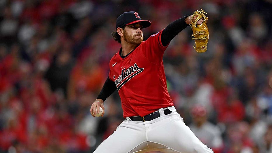 Торонто Blue Jays делают крупную ставку — приобретают победителя Cy Young Шейна Бибера в обмен на перспективного питчера Thumbnail