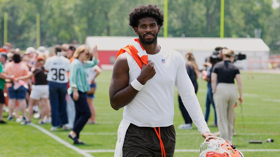 Владелец команды Cleveland Browns раскрыл секреты последнего дня драфта и решения о выборе Шедеу Сандерса Thumbnail