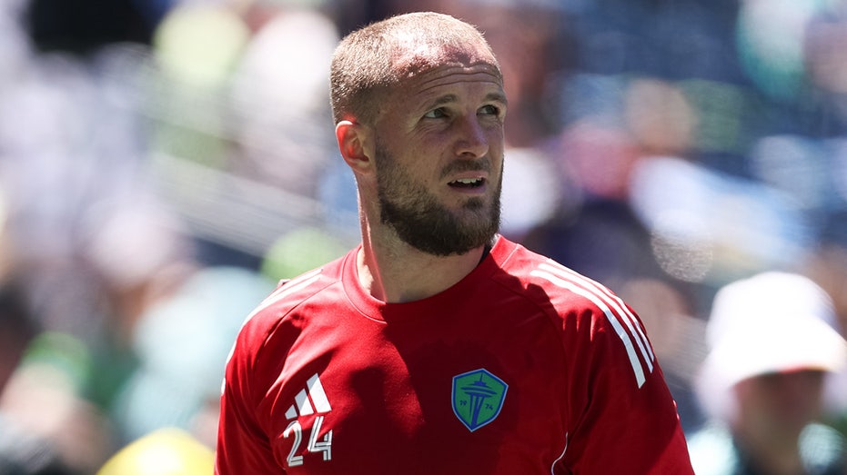 Звезда MLS получил травму в результате опасного столкновения и был госпитализирован на скорой помощи Thumbnail