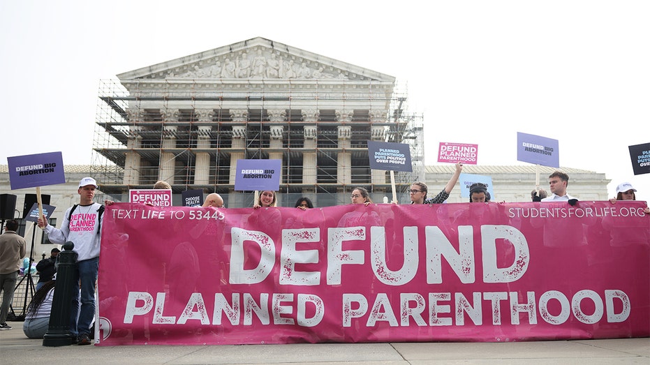 Временная победа Planned Parenthood: суд остановил частичное лишение финансирования со стороны администрации Трампа Thumbnail