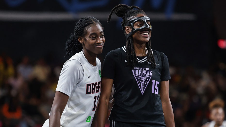 Необычный инцидент на матче WNBA: на корте появился странный предмет, вызвавший замешательство Thumbnail