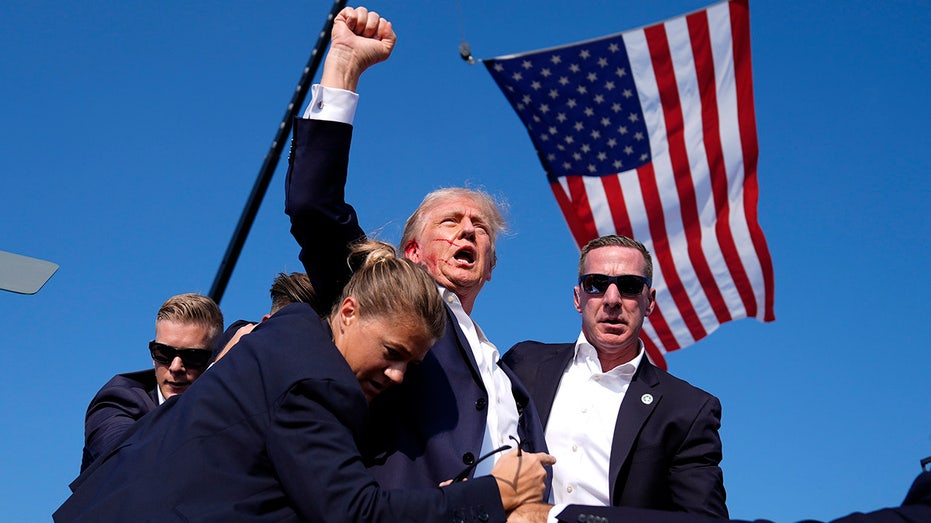 Журналистка, пережившая покушение на Дональда Трампа, делится своей историей и новыми подробностями в книге Thumbnail