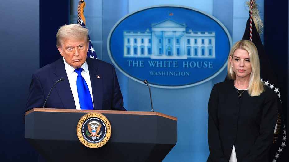 Дональд Трамп защищает Генерального прокурора Пэм Бонди и критикует обсуждение дела Эпштейна Thumbnail