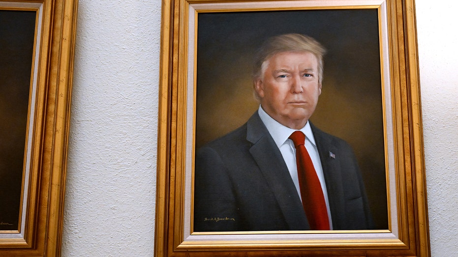 В Колорадо заменили спорный портрет Дональда Трампа после долгой критики и общественного недовольства Thumbnail