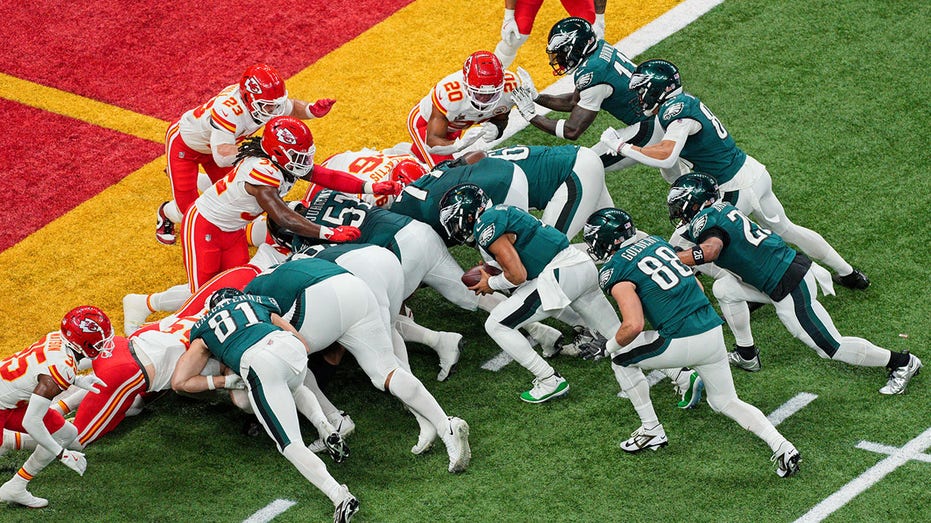 Более 100 игроков и сотрудников NFL нарушили правила перепродажи билетов на Супербоул LIX и были пойманы Thumbnail