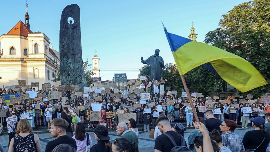 В Украине проходят масштабные протесты против закона, ослабляющего антикоррупционные органы Thumbnail