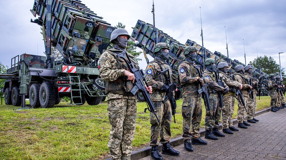 Критическая ситуация: как решение о приостановке вооружений для Украины вызывает гнев и опасения в США Thumbnail