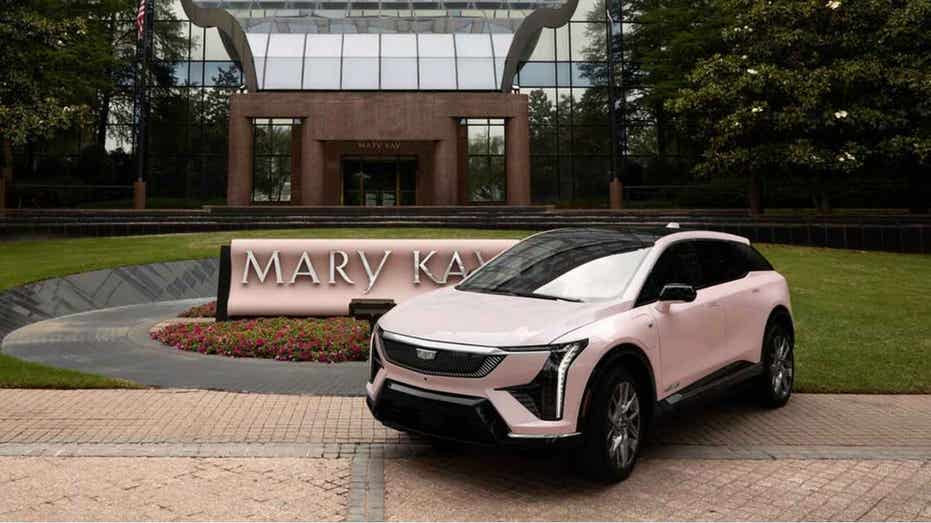 Mary Kay превращает легендарный розовый Cadillac в полностью электрическую модель: шаг в будущее роскоши и устойчивого развития Thumbnail