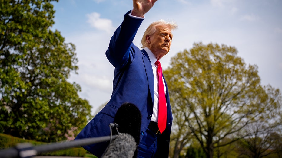 Дональд Трамп вступает в ожесточённую дискуссию с журналистом о тарифах и пандемии Thumbnail