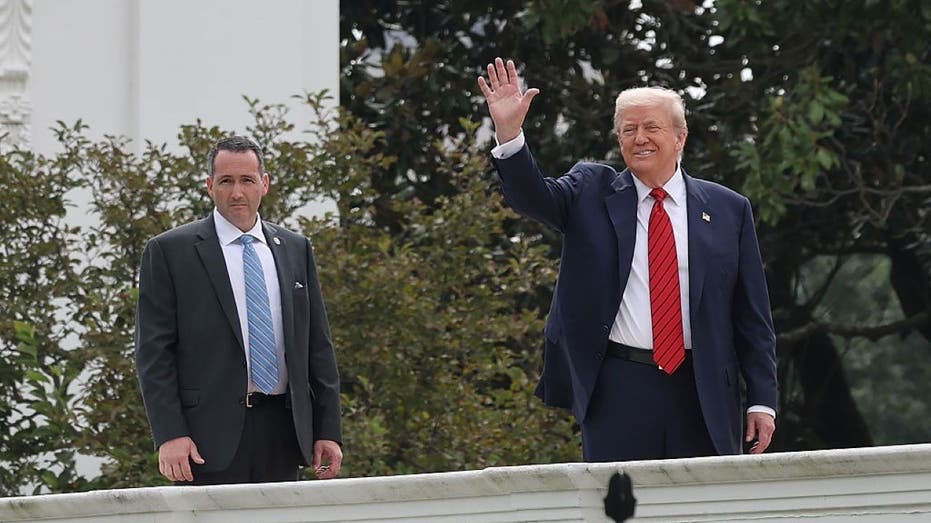 Президент Дональд Трамп проверяет планы по масштабной реконструкции Белого дома на крыше Thumbnail