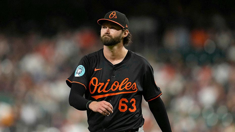 Новичок Orioles чуть не оформил исторический идеальный матч, потеряв его в драматической ситуации за четыре аутa до конца Thumbnail