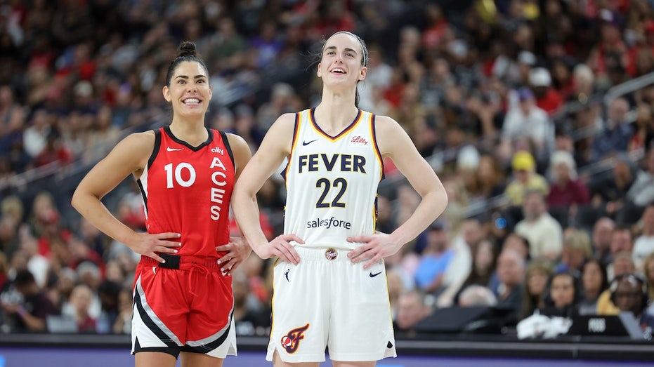 Звезда WNBA Келси Плам извинилась за неуместную шутку о Кэтлин Кларк после критики общественности Thumbnail