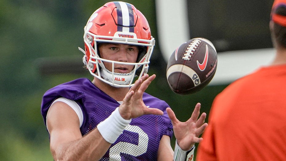Кадек Клубник из Clemson опроверг слухи о травме в результате автомобильной аварии Thumbnail