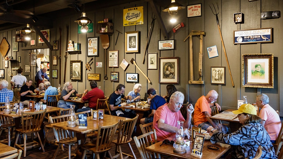 Консервативный активист критикует Cracker Barrel за смену логотипа и ценностей компании Thumbnail