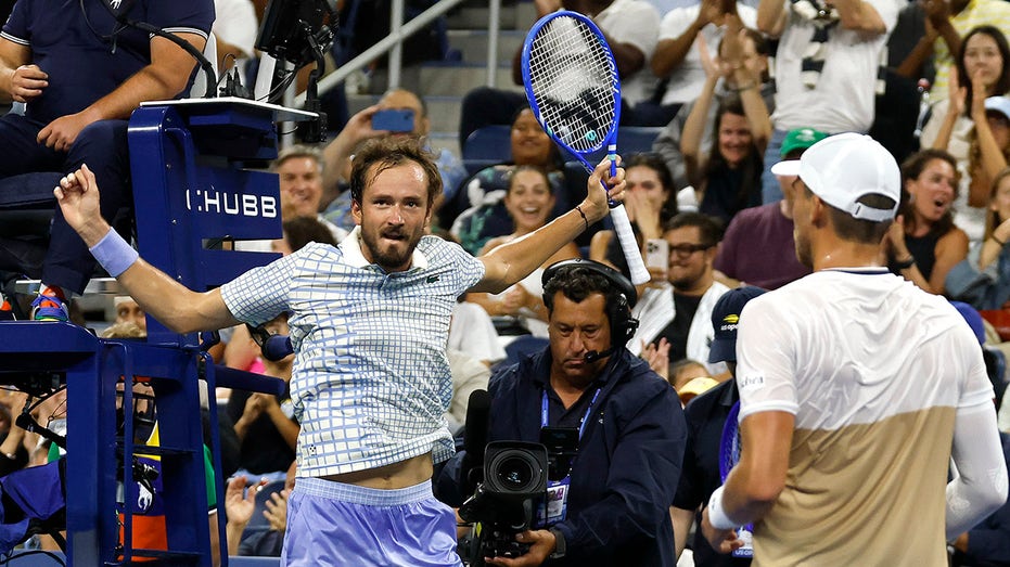 Скандал на US Open: эмоциональный выход Даниила Медведева и крупный штраф за нарушение правил Thumbnail
