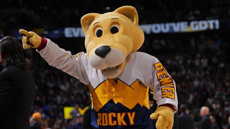Бывший талисман команды Denver Nuggets подает иск о неправомерном увольнении и дискриминации по инвалидности Thumbnail