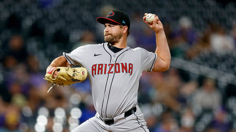Потрясающий момент на поле: релив-питчер Diamondbacks проглотил муху во время подачи и всё равно помог команде одержать победу Thumbnail