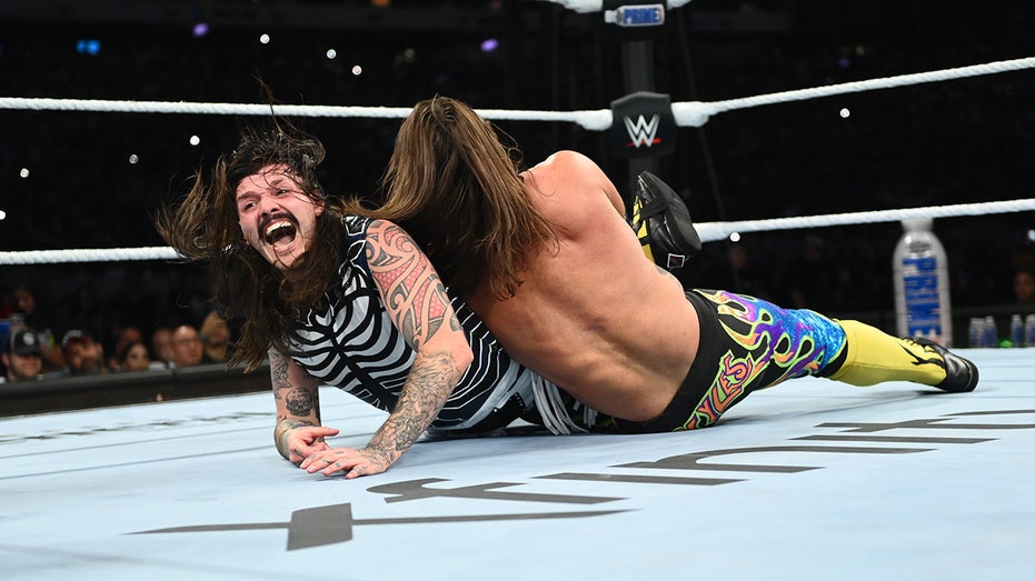 Доминик Мистерио продолжает победную серию на SummerSlam, одолев AJ Styles и защищая межконтинентальный титул Thumbnail