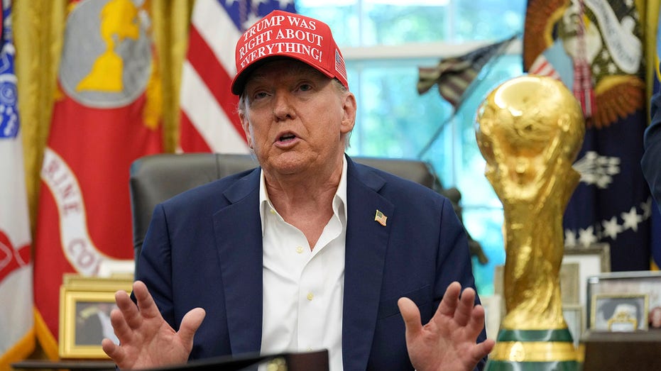 Дональд Трамп объявил о проведении жеребьевки Чемпионата мира по футболу 2026 в Кеннеди Центре и похвалил меры по борьбе с преступностью в Вашингтоне Thumbnail