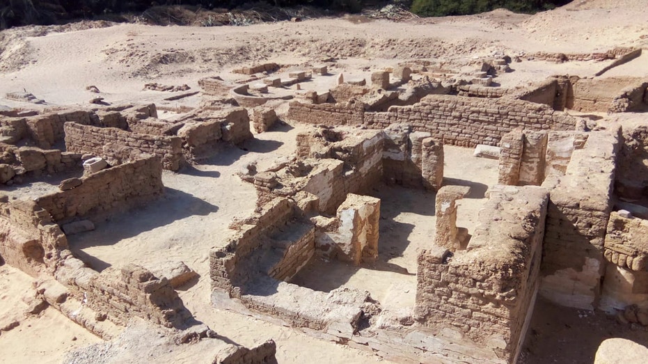 Археологи обнаружили 1600-летние христианские церкви и фреску Иисуса в египетской пустыне Thumbnail