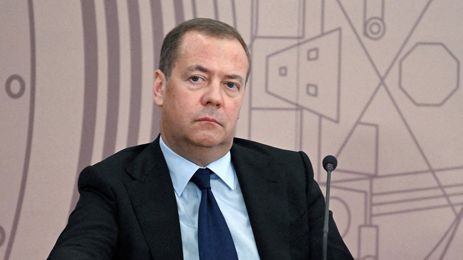 Медведев раскритиковал европейских лидеров за слабую игру на фоне встречи Зеленского с Трампом Thumbnail