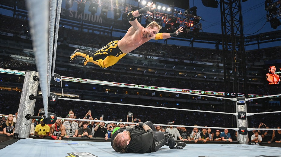 Драматический момент на SummerSlam: Logan Paul совершает впечатляющий прыжок с frog splash на Jelly Roll через стол Thumbnail