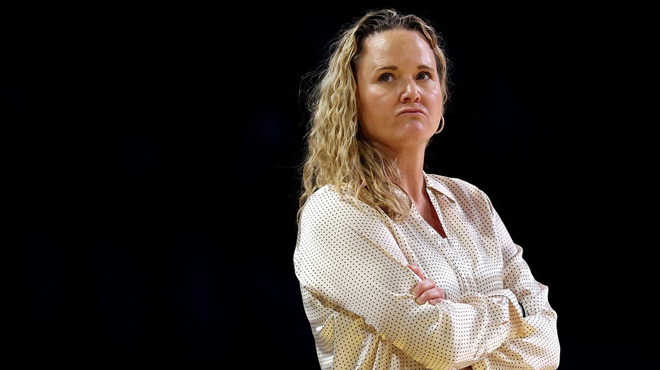 Инциденты с предметами для взрослых на площадке WNBA вызывают возмущение тренеров и руководства лиги Thumbnail